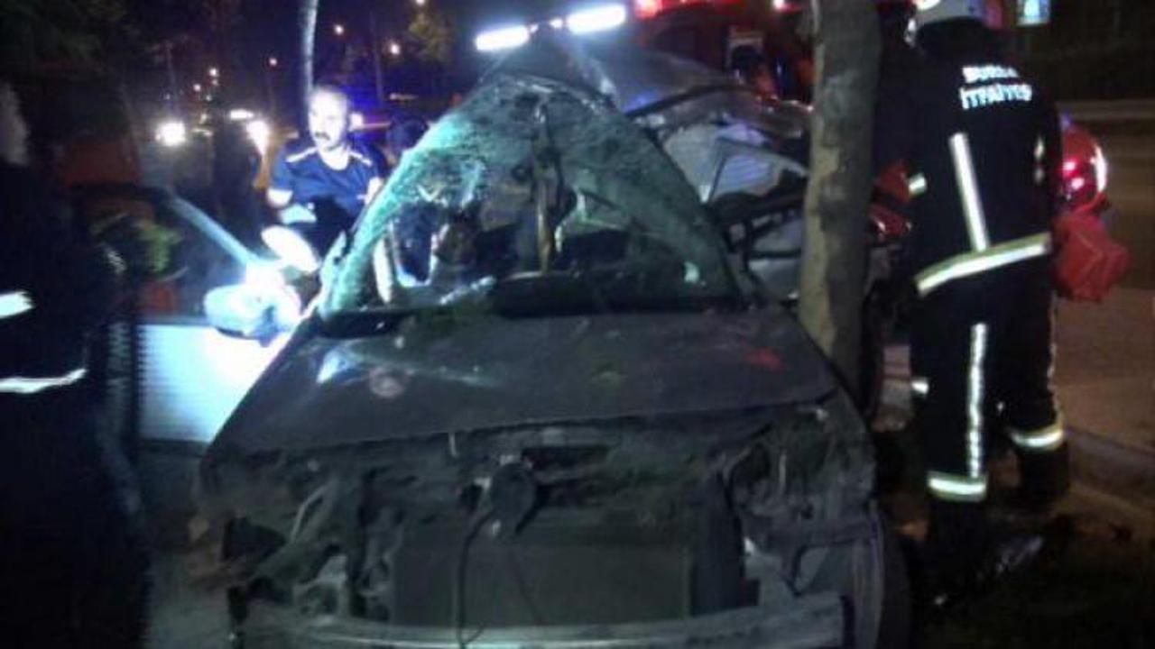 Sürücünün makas attığı otomobil, ağaca çarptı