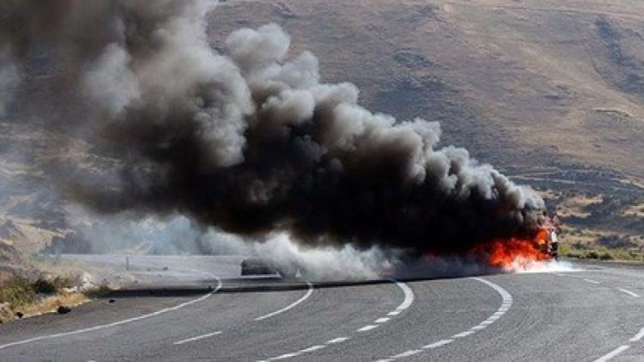 Tunceli'de otomobili taranan &ouml;ğretmen kayıp!