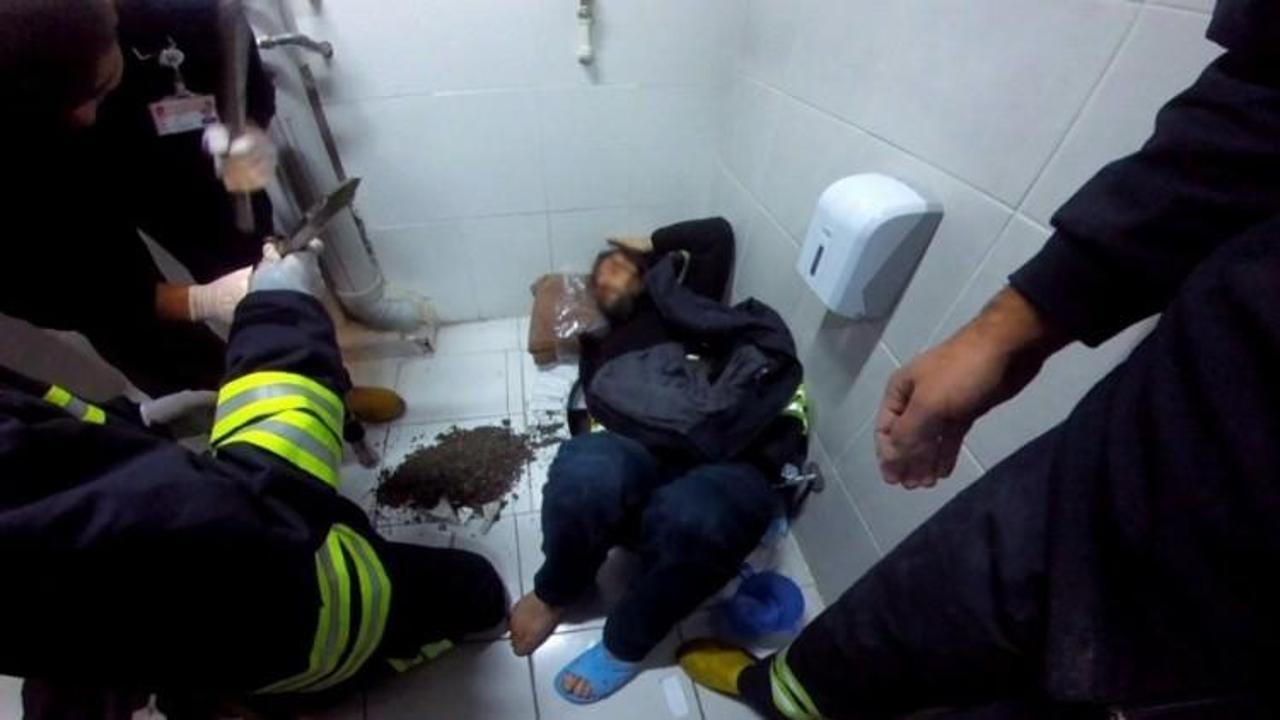 Tuvalete d&uuml;ş&uuml;rd&uuml;ğ&uuml; telefonu almak istedi