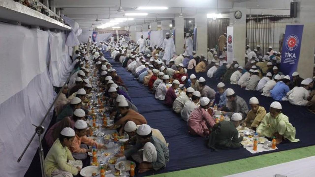 Çoluk çocuk! TİKA binlerce kişiye iftar verdi