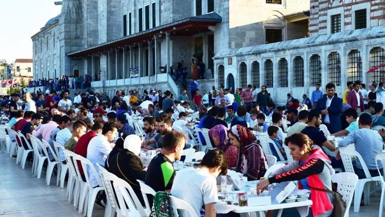 Fatih Camii&rsquo;nde bayram namazı sonrası kahvaltı