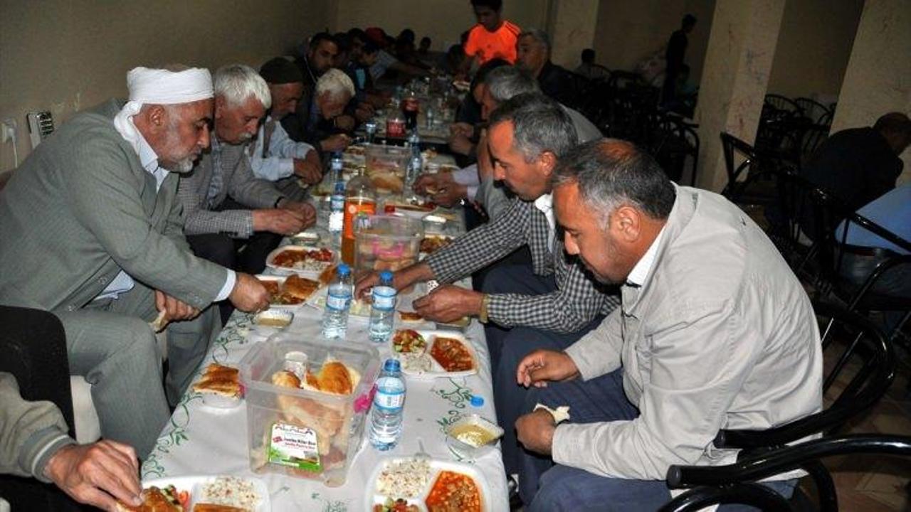 Erentepe'de 12 yıldır toplu iftar veriliyor