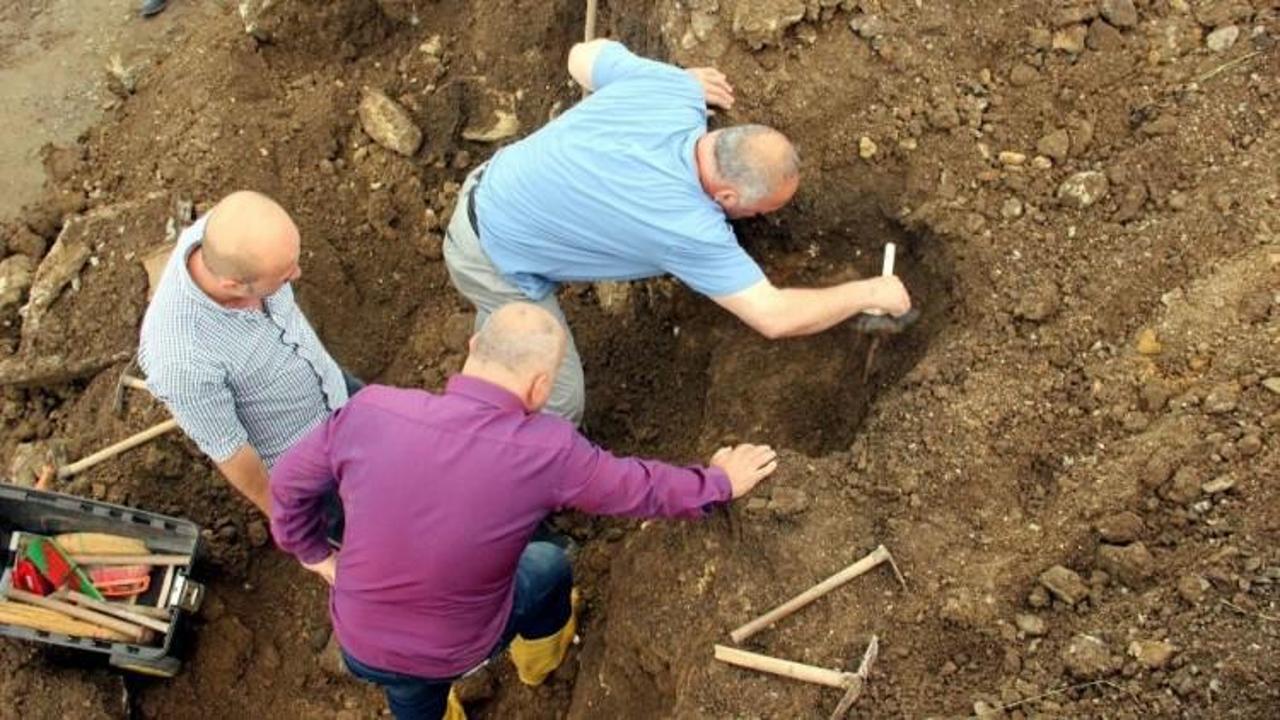 Yol &ccedil;alışmasında 2 tarihi mezar bulundu