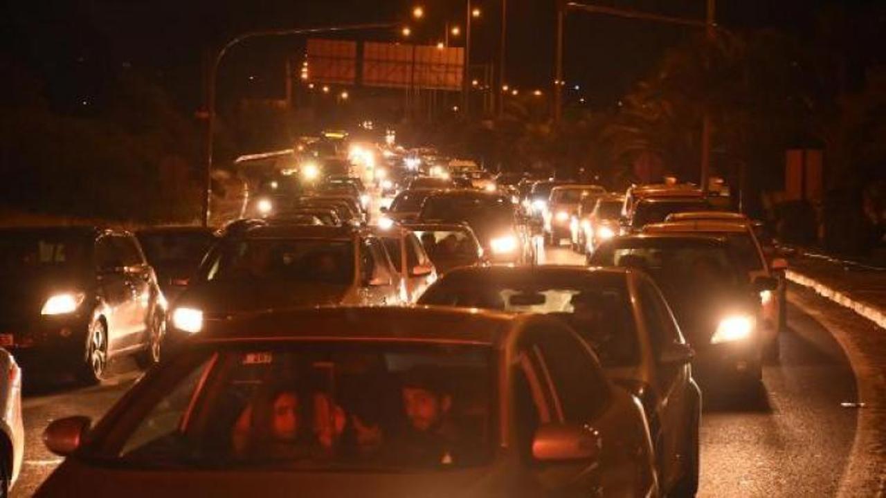 İzmir'de tatil dönüşü trafik yoğunluğu 