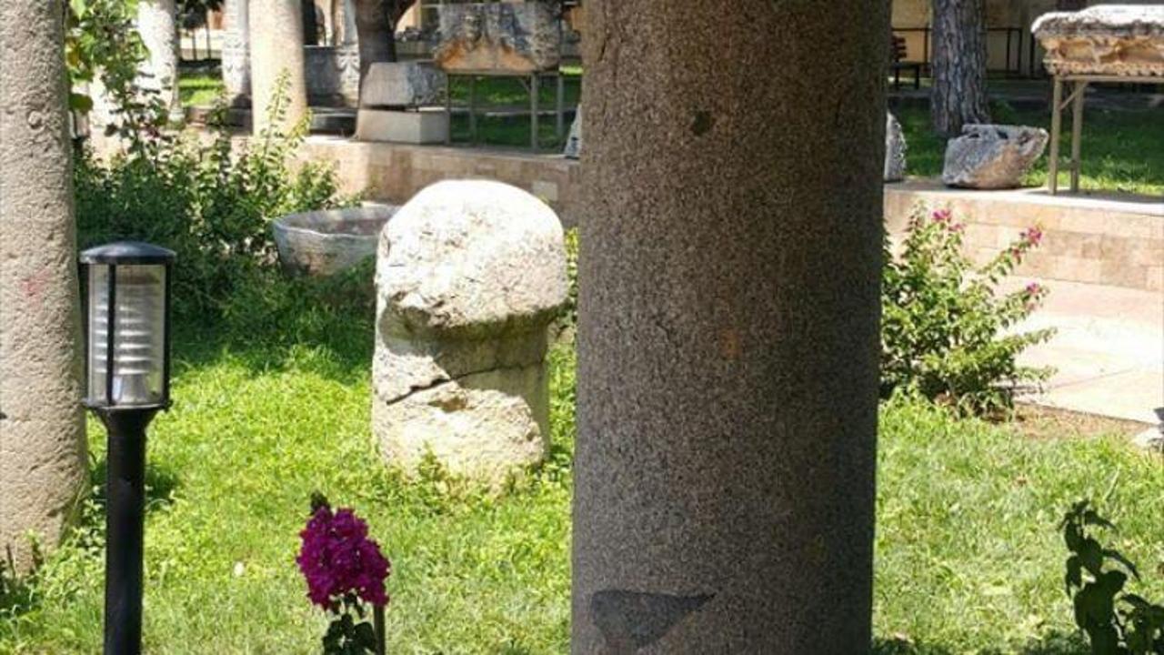 Roma dönemine ait sütunların konağın önüne konulması