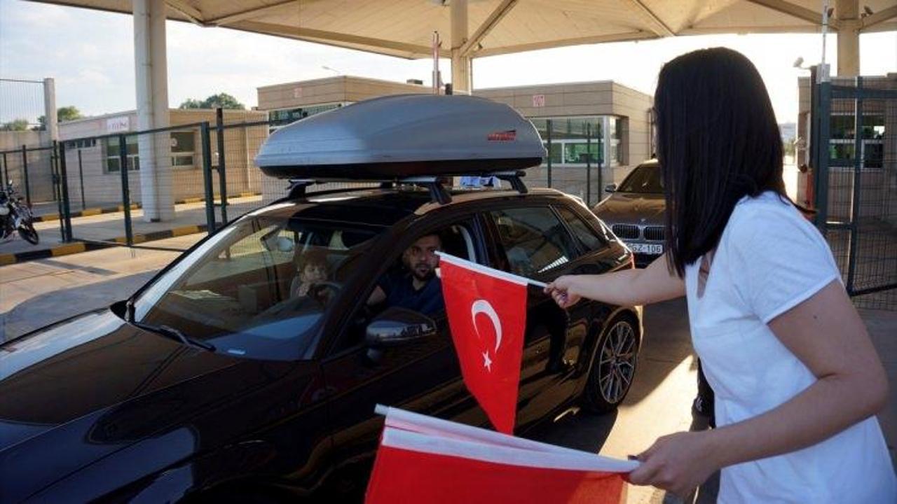 Avrupa'da yaşayan Türk vatandaşlarına Türk bayraklı karşılama