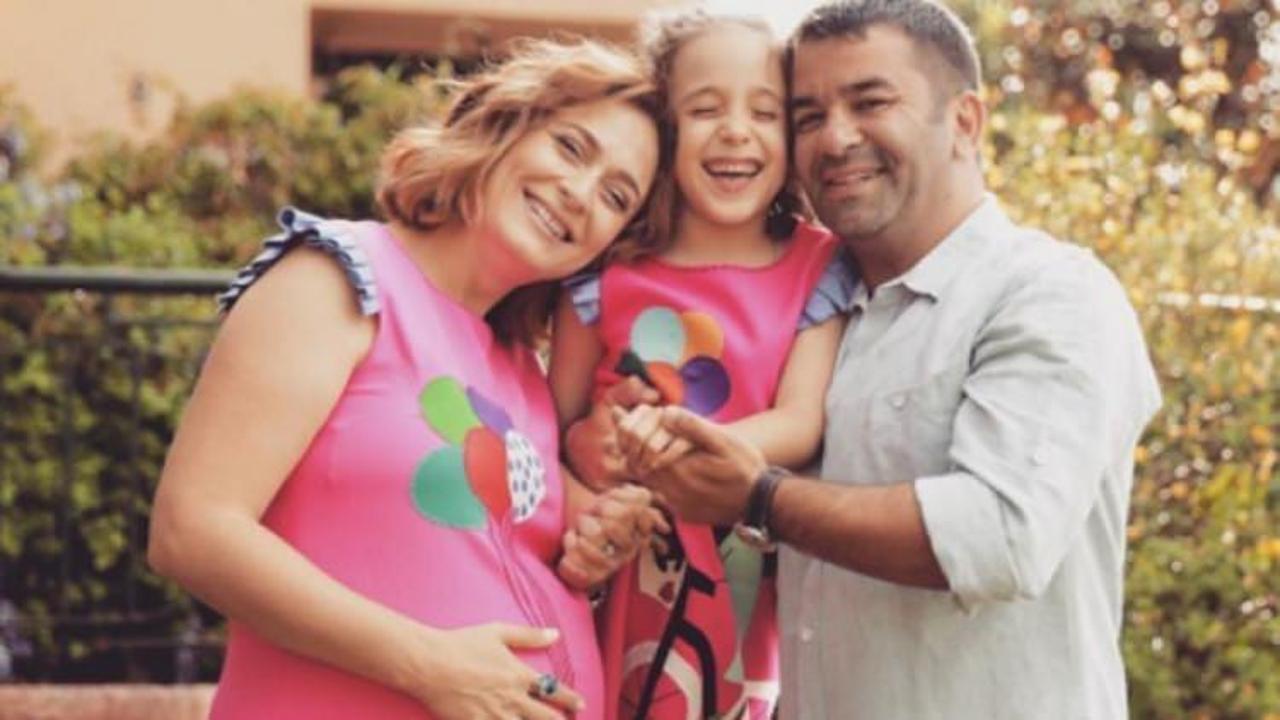 Yeni anne Ceyda D&uuml;venci oğlunun y&uuml;z&uuml;n&uuml; g&ouml;sterdi