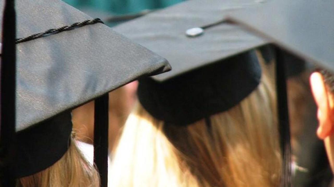 Hollanda'da diploma töreninde başörtüsü yasağı