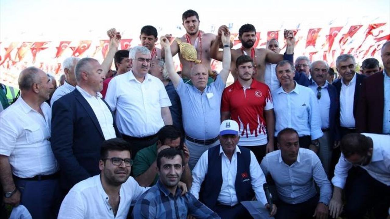 Erzurum uluslararası Karakucak güreşleri başladı