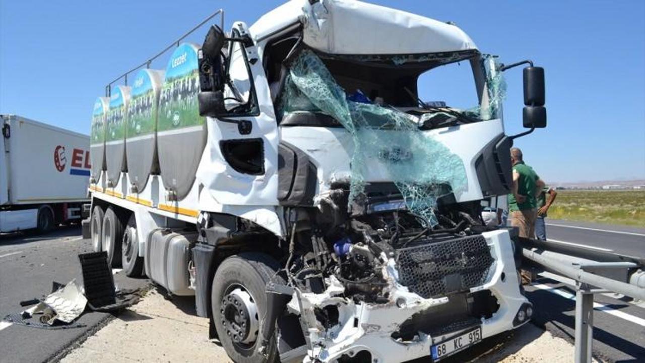 Süt tankeri kamyona çarptı: 1 yaralı