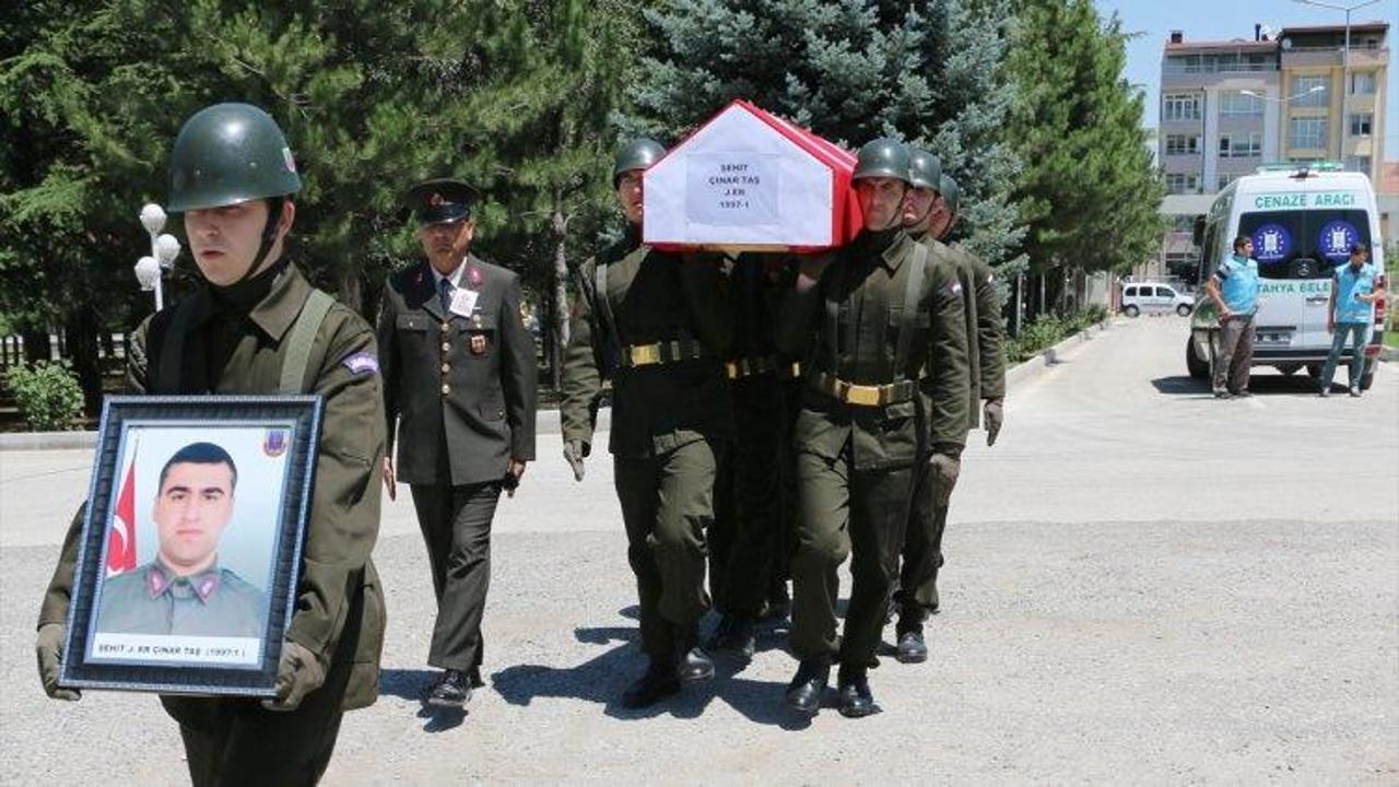 Trafik kazasında şehit olan er için tören