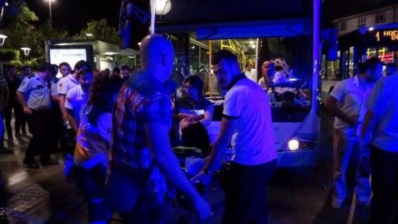 Belediye otob&uuml;s&uuml; yolculara &ccedil;arptı: 5 yaralı