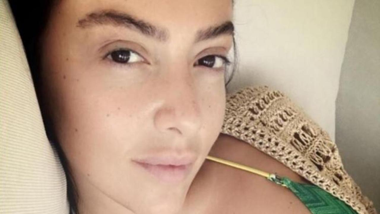 Hadise sa&ccedil;larından kaş yaptırdı