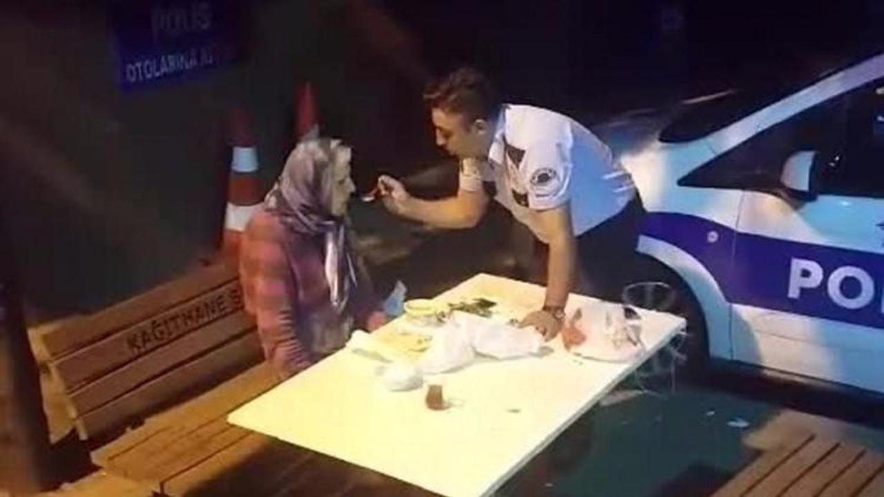 Polis yaşlı ve hasta olan kadını elleriyle besledi