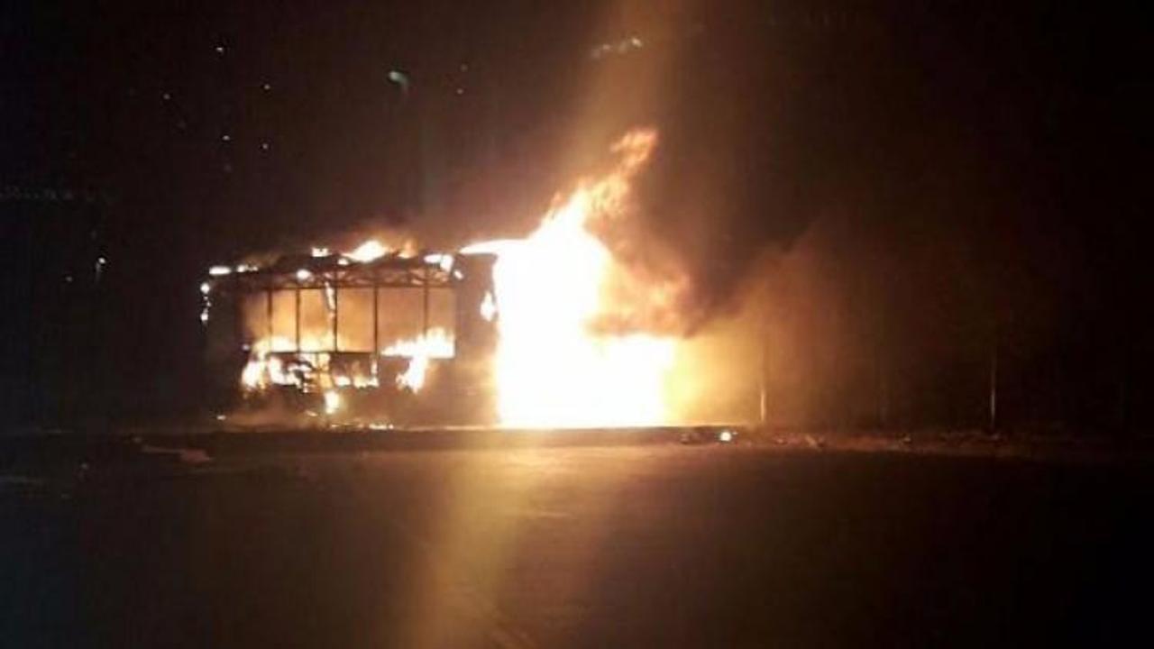 Korkutan yangın; otobüs alev alev yandı!