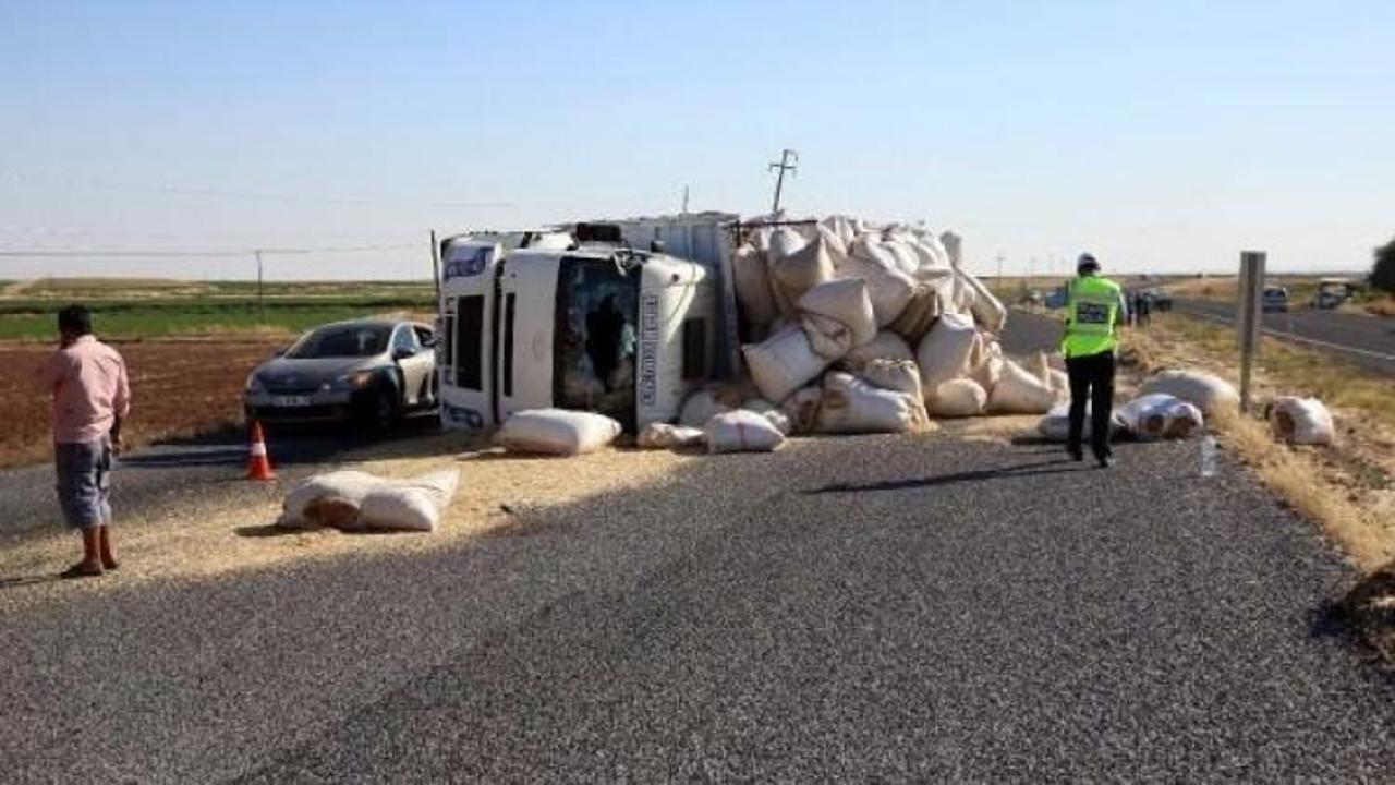 Siverek'te saman yüklü kamyon devrildi: 8 yaralı
