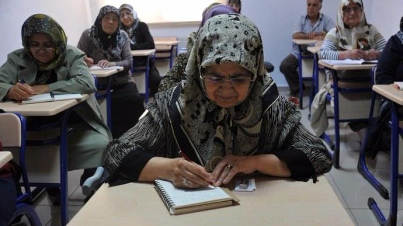 67 yaşında okuma yazma &ouml;ğreniyor