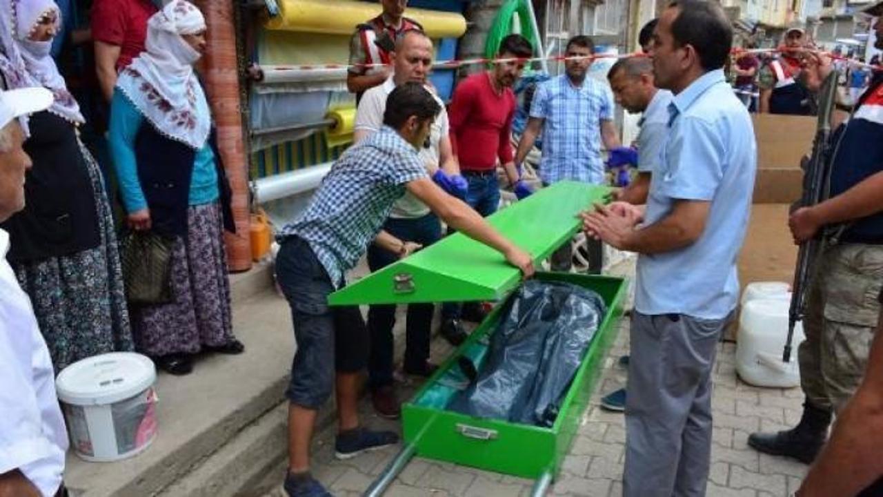 Bir yıl &ouml;nce ka&ccedil;ırdığı kızı pazar yerinde katletti