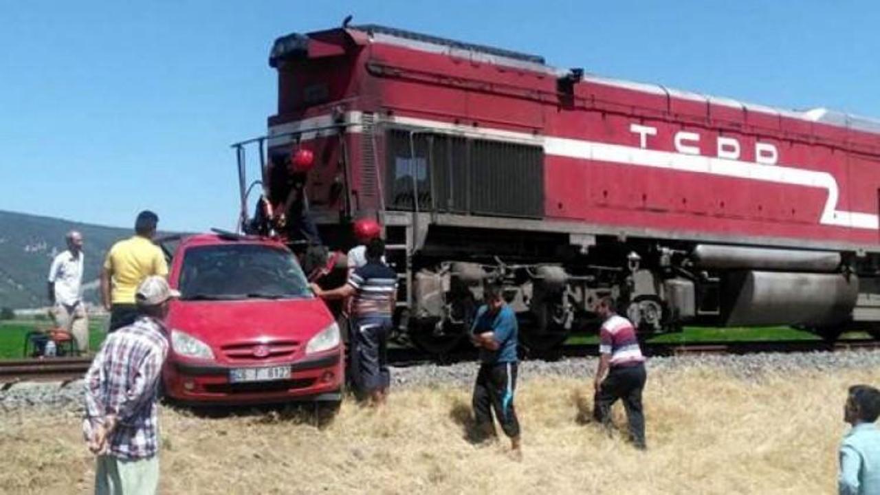 Yük treni otomobile çarptı: 2 ölü, 1 yaralı