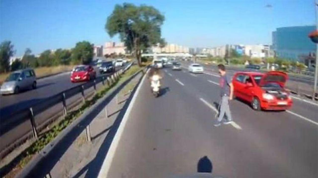 Motora sıkışan kedi trafiği birbirine kattı