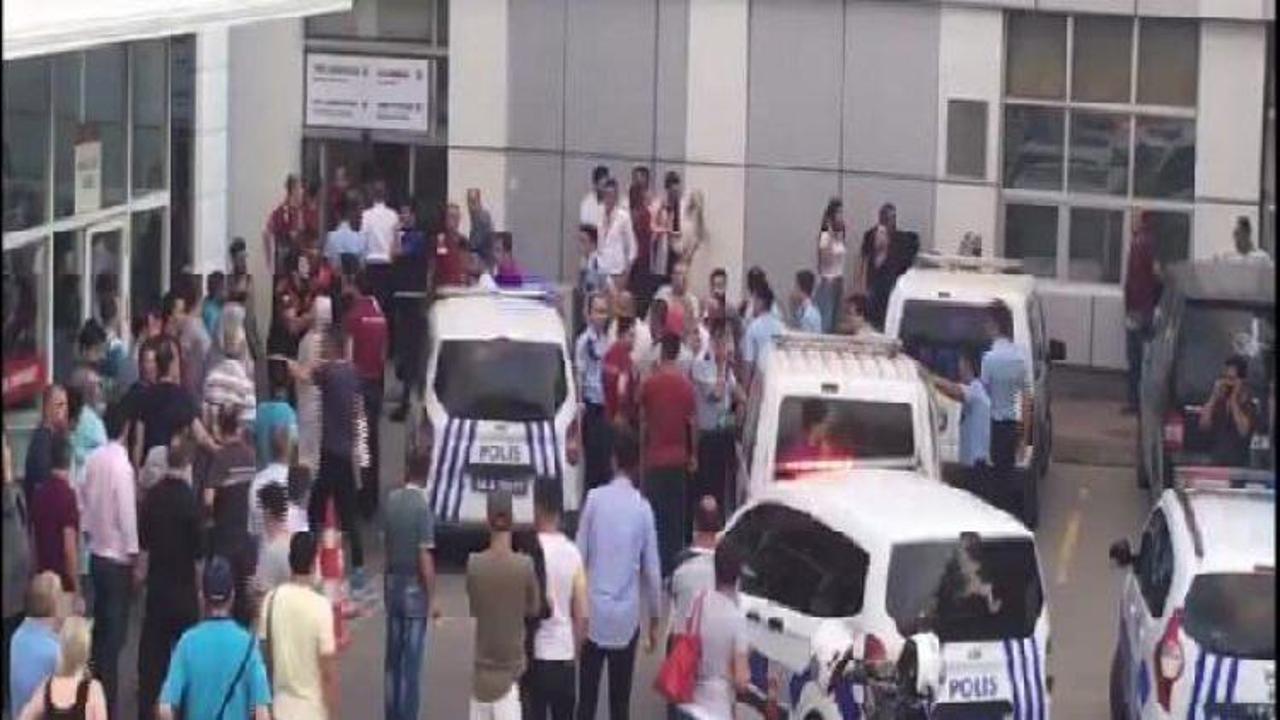 Fatih'te hastane acil servisi &ouml;n&uuml;nde kavga...