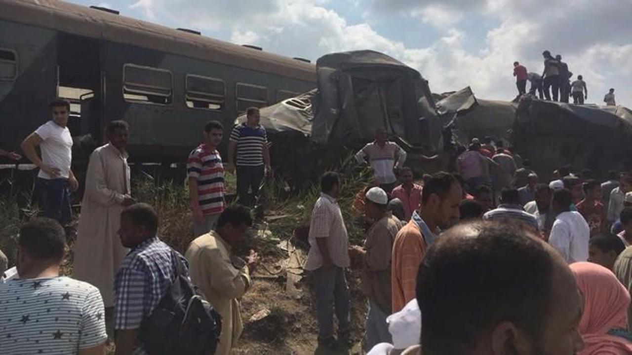 Mısır'da iki tren çarpıştı! Bilanço çok ağır
