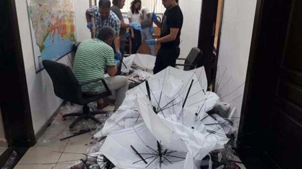 Şemsiyelerin i&ccedil;inden &ccedil;ıktı! Polis şaştı kaldı
