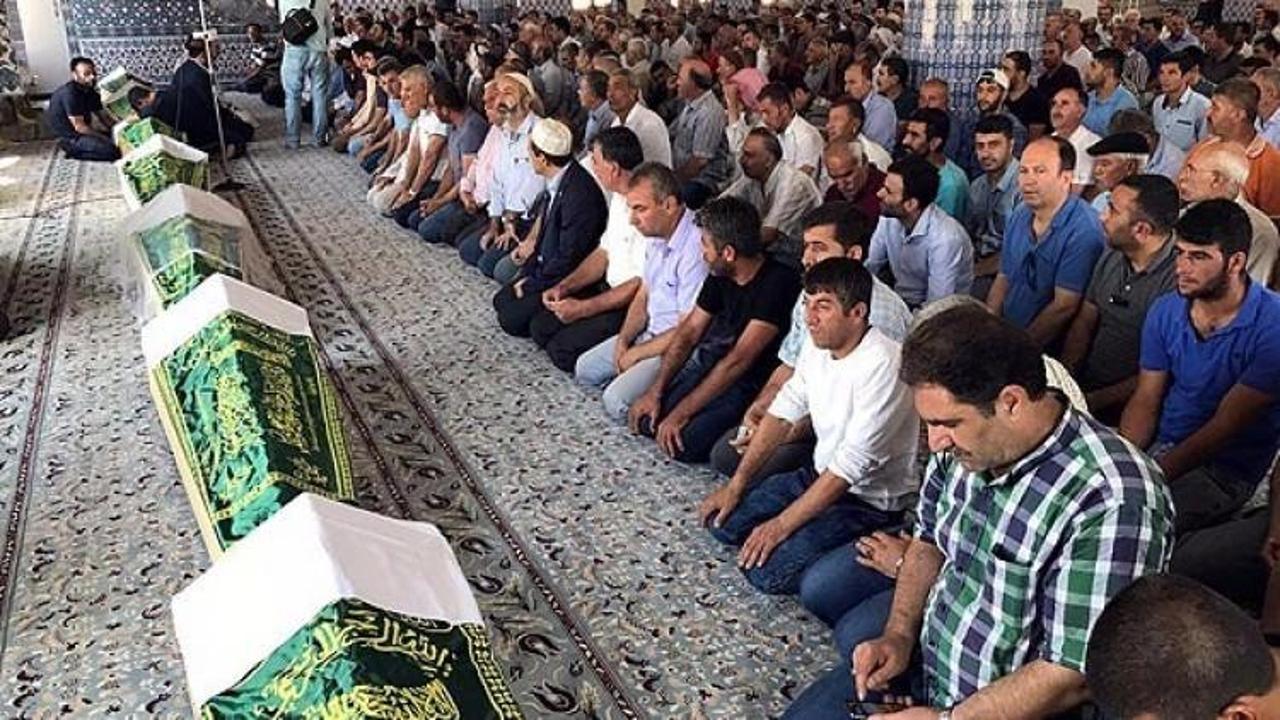 Acı g&ouml;r&uuml;nt&uuml;! 7 tabut yan yana, g&ouml;zyaşları sel oldu