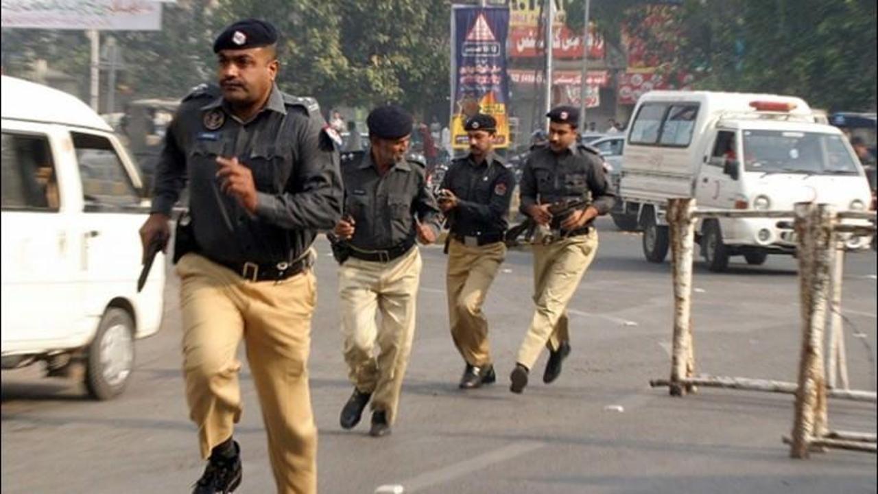 Pakistan'da 7 polis kaçırıldı!