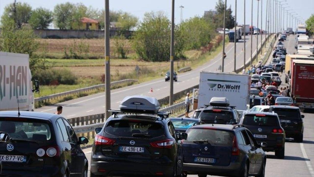 Avrupa'ya açılan kapılarda dönüş trafiği sürüyor
