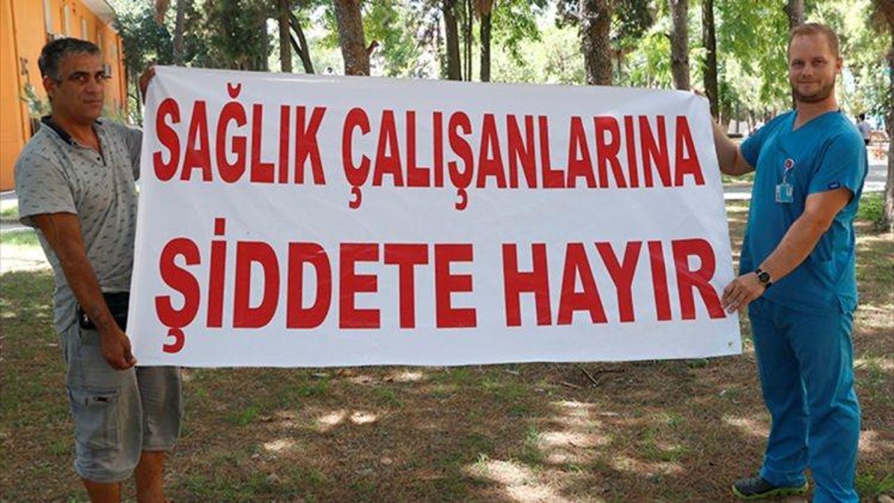 Doktorla tartışan hasta yakınından "pişmanlık pankartı"