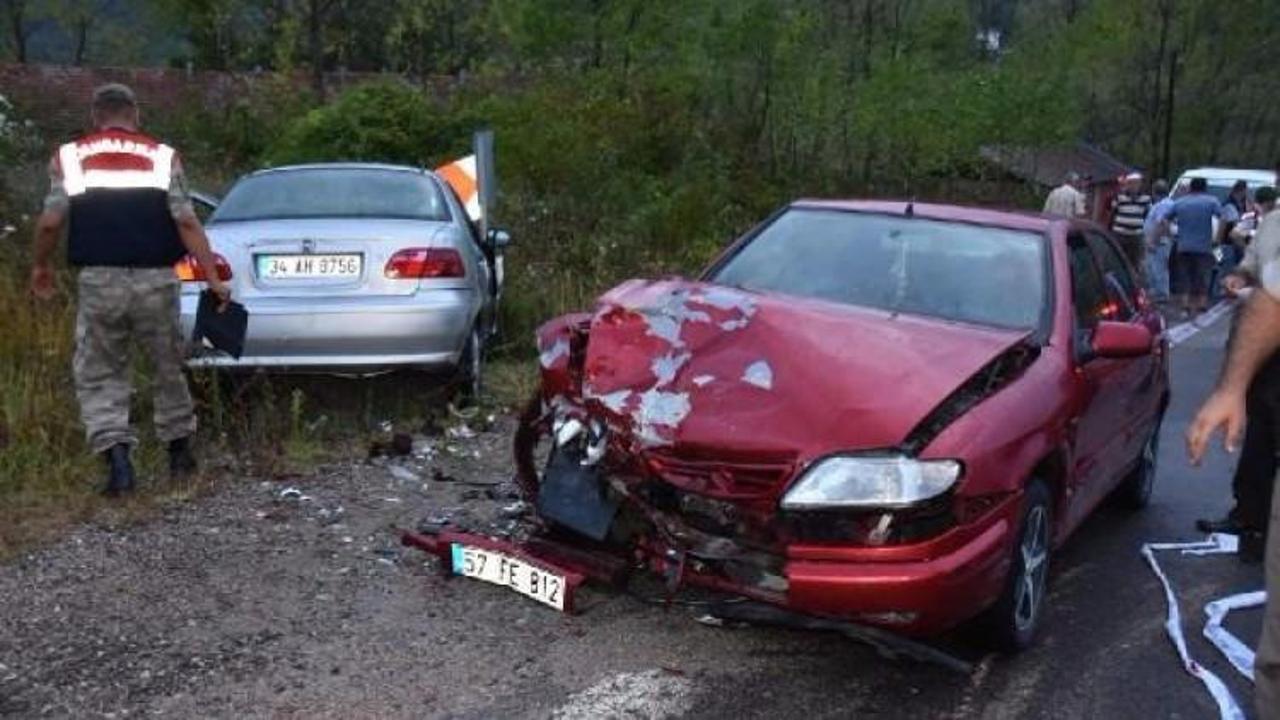 İki otomobil kafa kafaya &ccedil;arpıştı: 1 &ouml;l&uuml;, 6 yaralı
