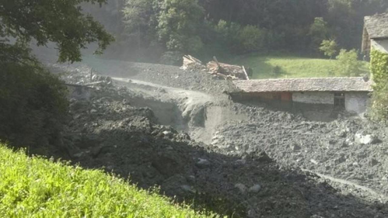 İsvi&ccedil;re'de toprak kayması! En az 8 kişi kayıp