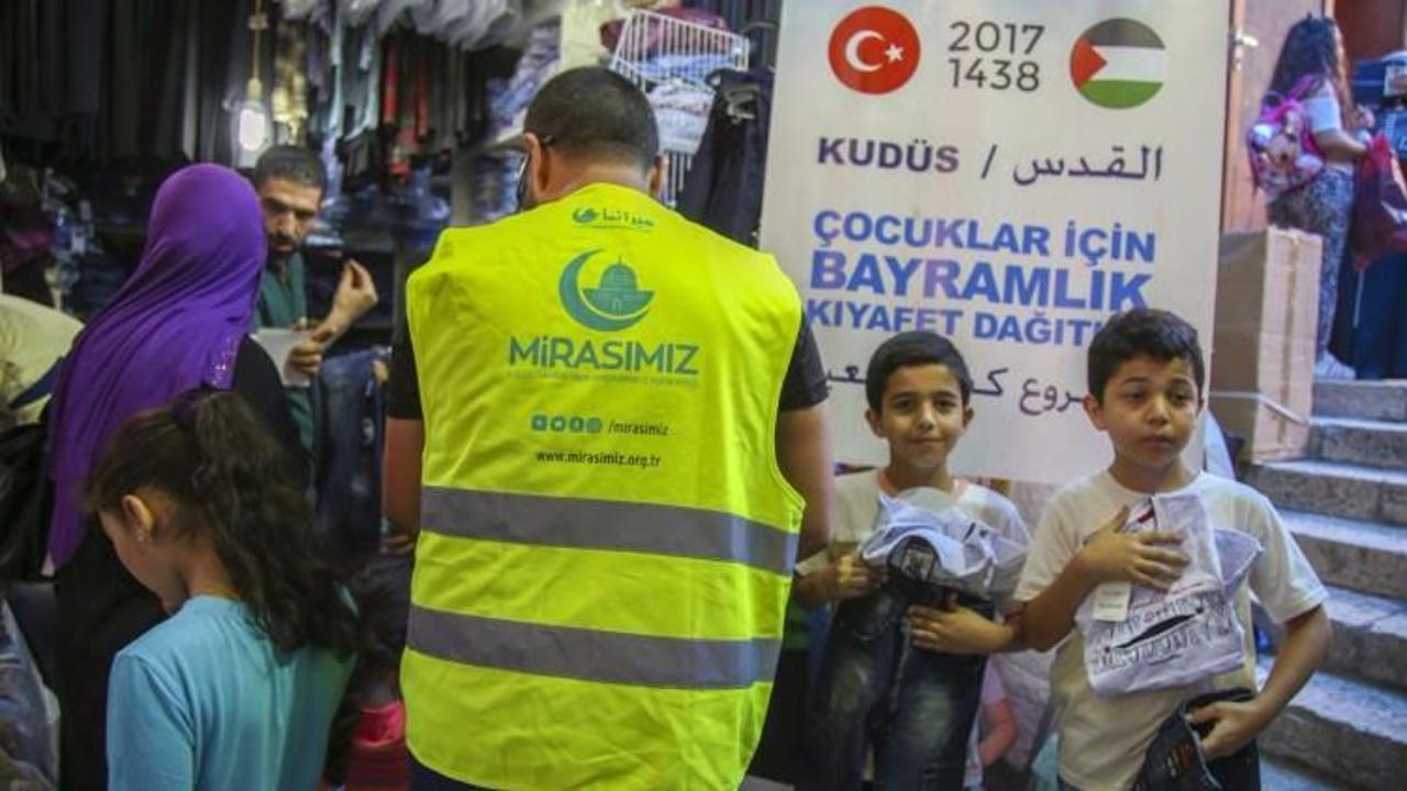 Kudüslü çocuklar bayramlıklarına kavuştu!