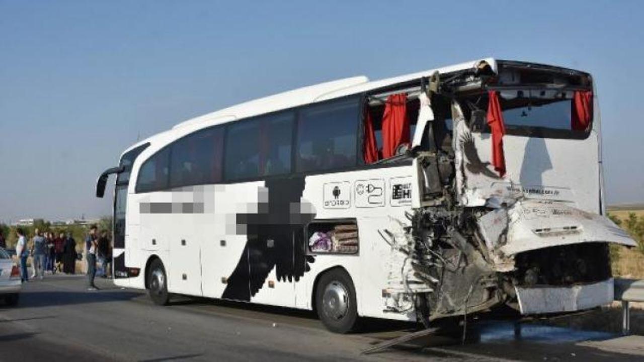 Kurbanlık dolu kamyon otob&uuml;se &ccedil;arptı! 