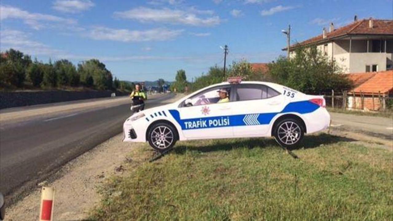 Bartın'da yola maket trafik polis aracı konuldu