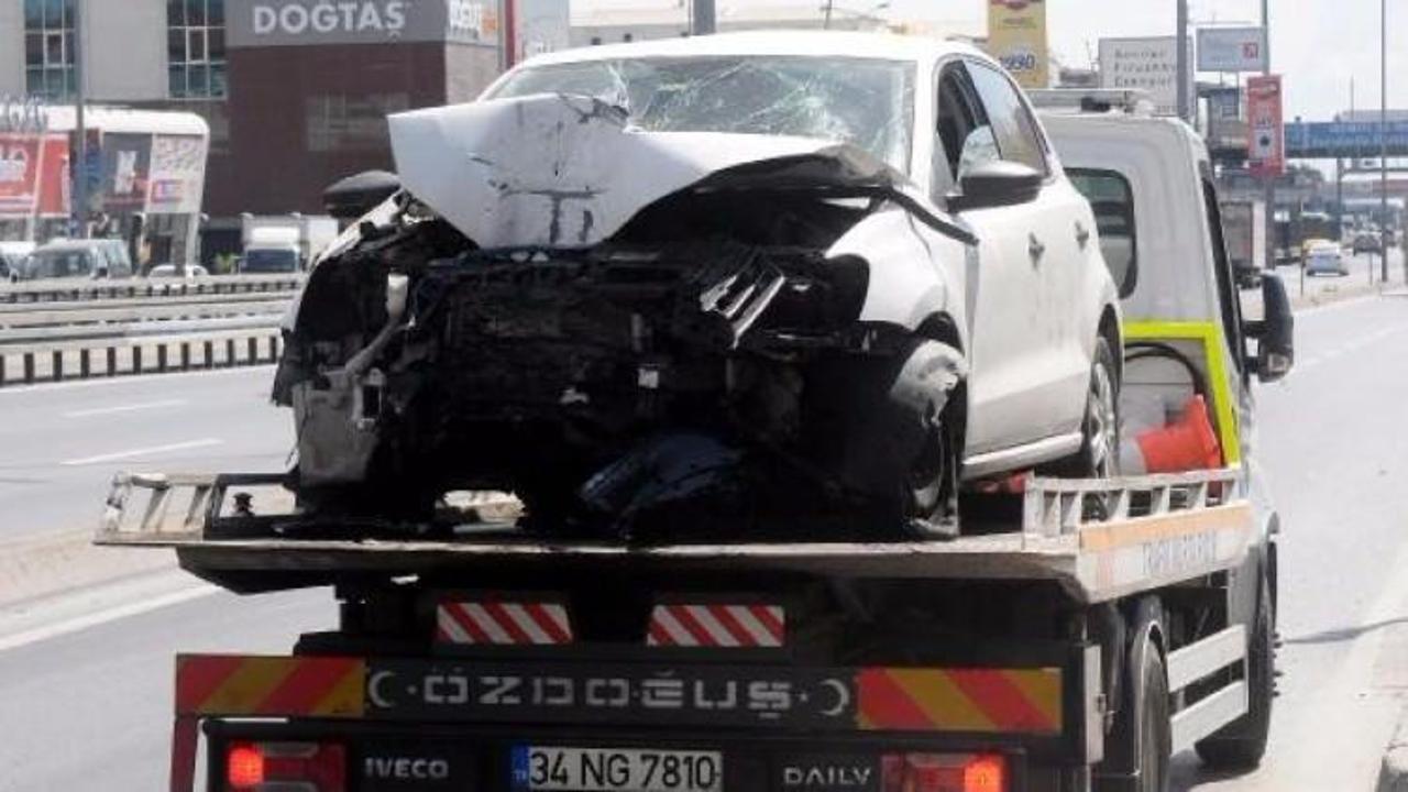 Otomobil direğe &ccedil;arptı! D-100'de trafik fel&ccedil;