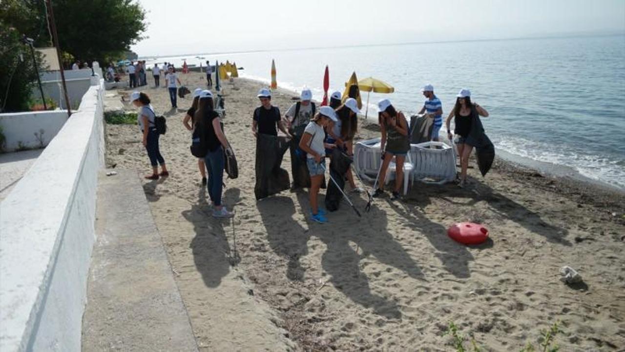 Balıkesir'de öğrenciler sahil temizliği yaptı