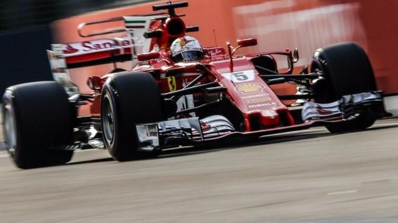 Singapur'da pole pozisyonu Vettel'in!