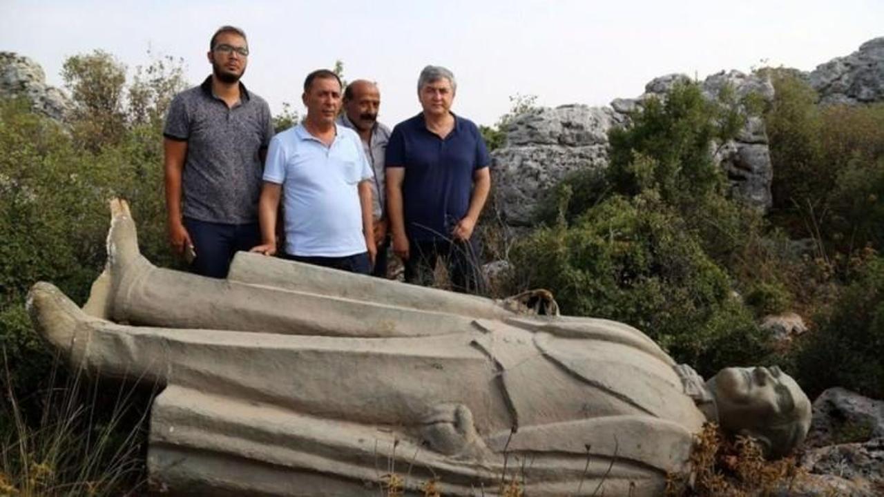 Atatürk heykelini ormanlık alana attılar!