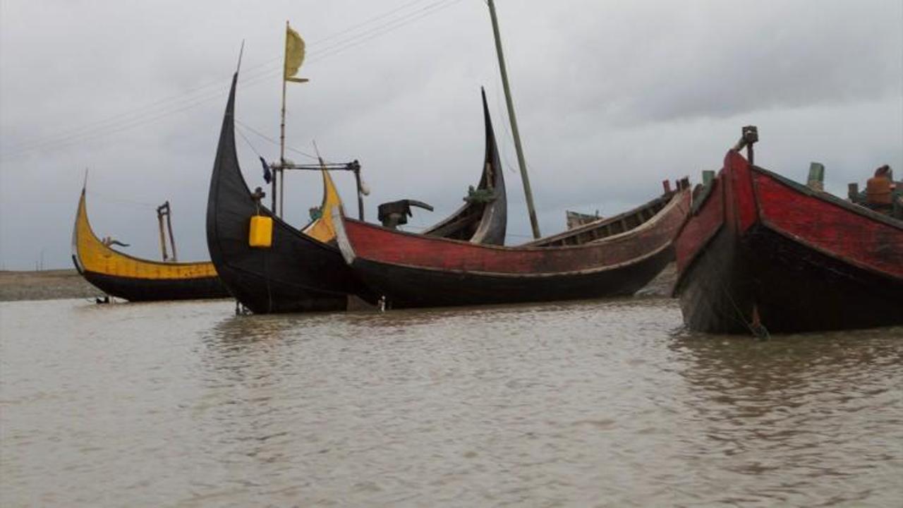 Myanmar'dan Bangladeş'e deniz yoluyla kaçıyorlar
