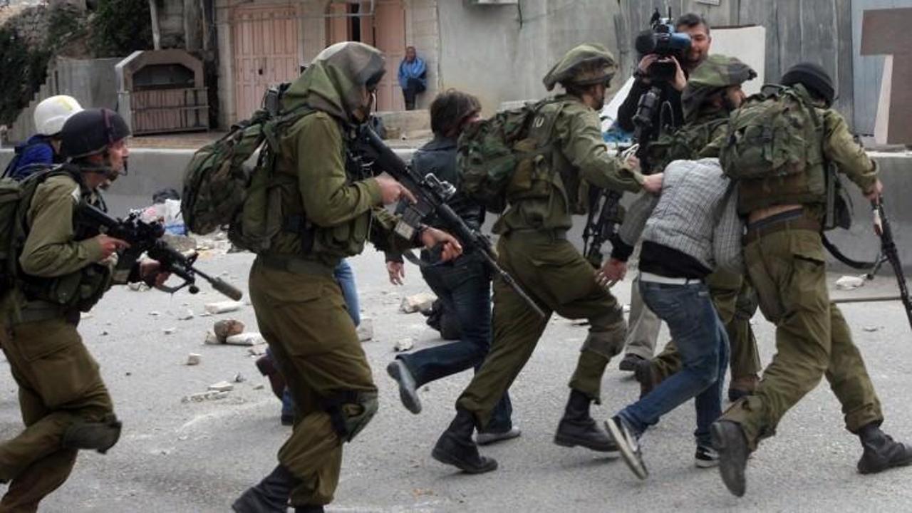 İsrail askerleri 9 Filistinliyi gözaltına aldı!