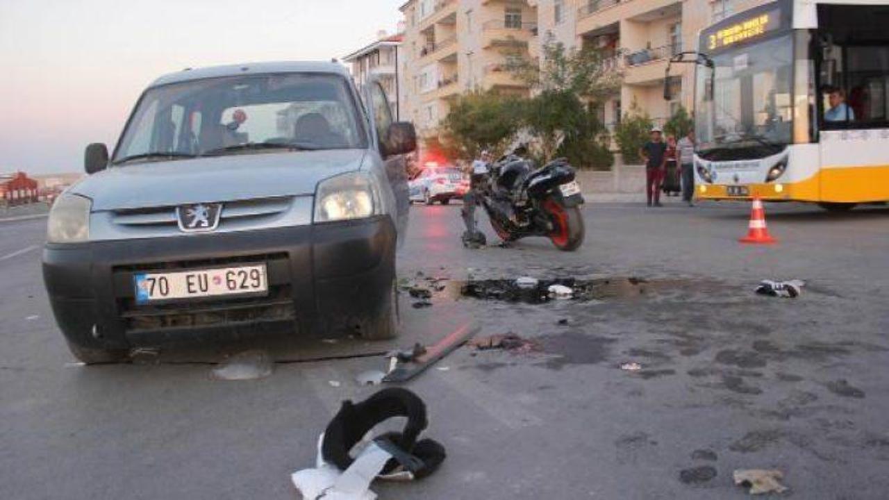 Motosiklet, hafif ticari araçla çarıştı; 2 ölü