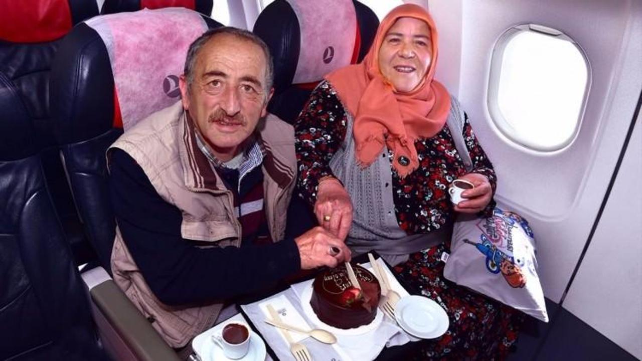 40 yıllık evlilere THY uçağında sürpriz kutlama