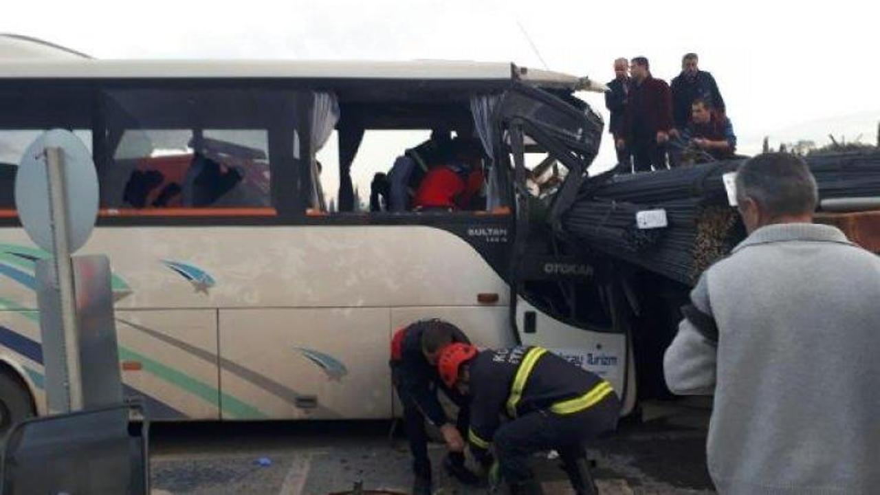 Gebze'de işçi servisi TIR'a çarptı: 14 yaralı