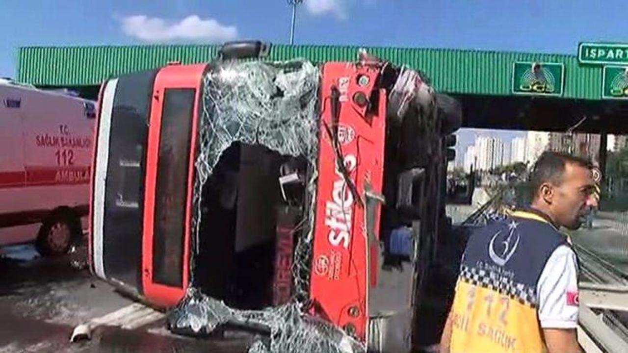 Halk otob&uuml;s&uuml; gişelere &ccedil;arptı! Yaralılar var