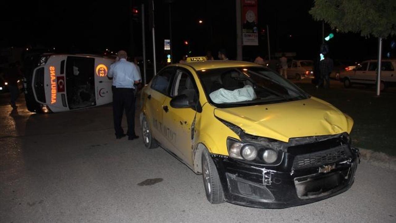 Adana'da ambulans ile taksi çarpıştı: 5 yaralı