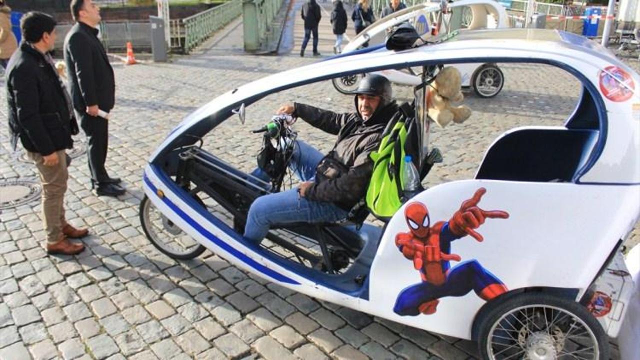 Kütahyalı "bisiklet taksici" Köln'ü turistlere anlatıyor
