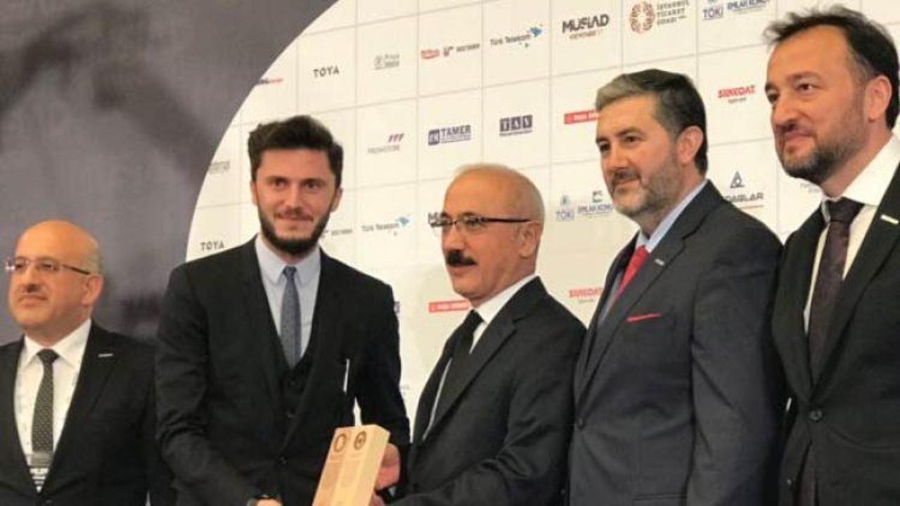 Haluk Hasanoğlu Bakan Elvan'dan plaket aldı