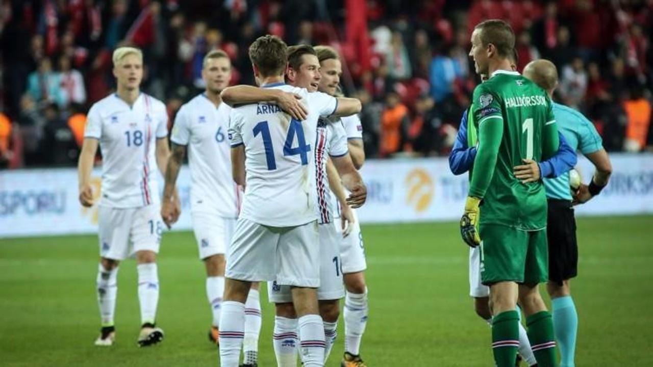 İzlandalılar Dünya Kupası biletini kutluyor